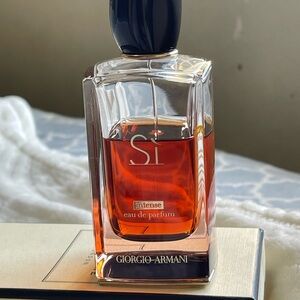 Giorgio Armani Si Intense Perfume with Rich Amber Tone